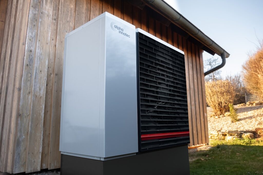 découvrez des solutions de chauffage alternatives efficaces et écologiques pour optimiser le confort de votre maison tout en réduisant votre impact environnemental.
